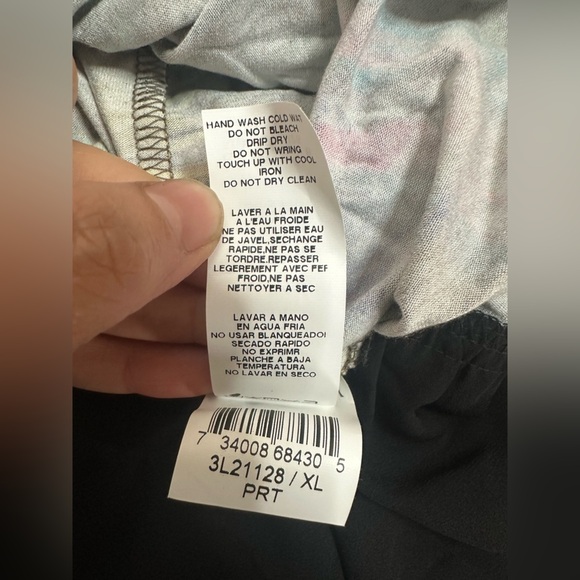 Karen Kane multicolored blouse with a unique bottom design, size XL. - Picture 7 of 9